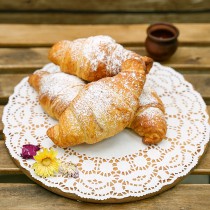 Круассан с малиной